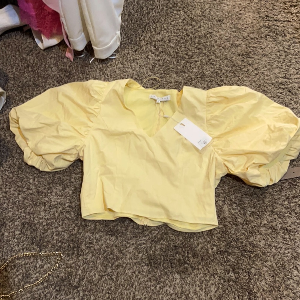 Super cute Yellow crop puff sleeve top